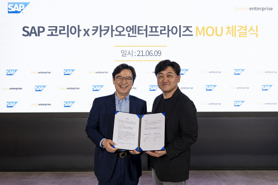 백상엽(오른쪽) 카카오엔터프라이즈 대표와 이성열 SAP코리아 대표.              SAP코리아 제공